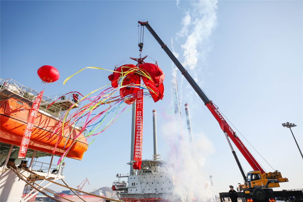 渤船重工建造的華科1號(hào)、2號(hào)自升助航式作業(yè)平臺(tái)命名交工